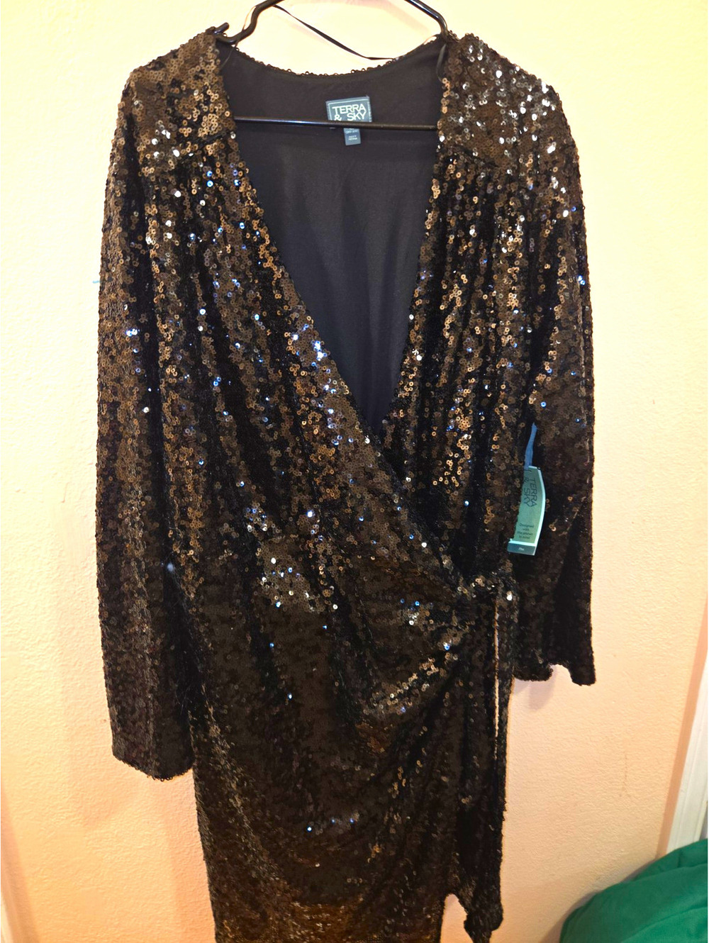Terra & Sky black sequin wrap dress 4X plus V-neck long sleeve knee length